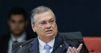 Flávio Dino paralisa julgamento sobre escolas cívico-militares em São Paulo