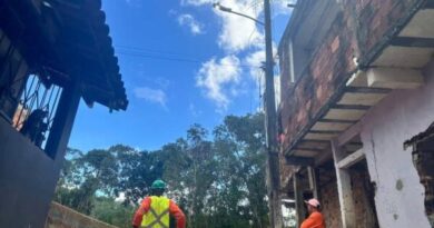 Moradores da Vila dos Ex-Combatentes cobram solução para poste com risco de queda  