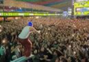 Nattan se joga no meio do público durante noite lotada no Maior São João do Mundo