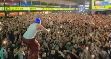 Nattan se joga no meio do público durante noite lotada no Maior São João do Mundo