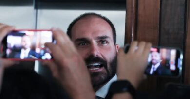 Moraes prorroga inquérito que investiga Eduardo Bolsonaro