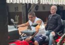 Ney Matogrosso pega carona com Zeca Pagodinho em quadriciclo e internautas reagem: “Montagem”