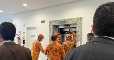 Presidente do STF fica preso em elevador na sede da OAB-Ceará, em Fortaleza