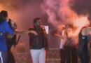 VÍDEO: Backing vocal da banda Limão com Mel tem cabelo atingido por fogo durante show
