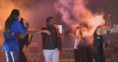 VÍDEO: Backing vocal da banda Limão com Mel tem cabelo atingido por fogo durante show