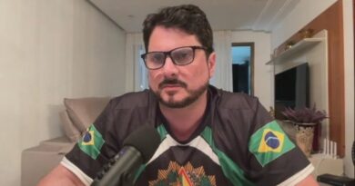 Moraes bloqueia conta de senador Marcos do Val após deixar o Brasil com passaporte bloqueado