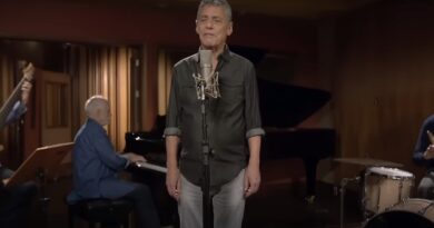 Justiça determina exclusão de vídeos com música de Chico Buarque utilizado por perfis de direita