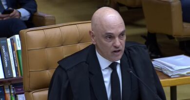 Alexandre de Moraes se defende no STF e critica ataques “traiçoeiros” à democracia e ao Brasil