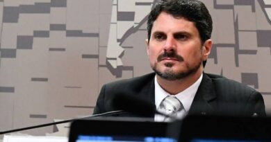 Moraes suspende parte das medidas cautelares contra Marcos do Val após pedido de licença no Senado