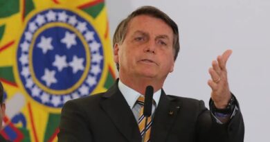 Alexandre de Moraes determina que Bolsonaro cumpra prisão domiciliar após descumprimento de medidas