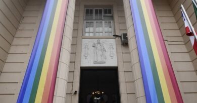 OAB-BA exibe bandeira LGBTQIAPN+ na fachada durante setembro