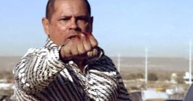 Ator de Breaking Bad é preso acusado de agredir vizinha com mangueira
