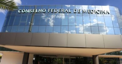Flávio Dino suspende trechos de resolução do CFM que permitiam interdição de cursos de medicina