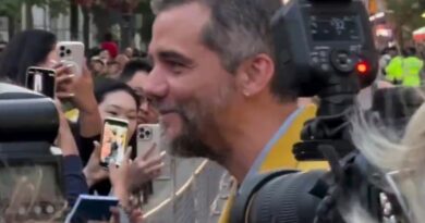 Recebido ao som do pagodão em Toronto, Wagner Moura celebra sucesso de ‘O Agente Secreto’
