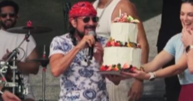 Bell Marques é homenageado por filhos durante show em Salvador