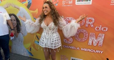 Daniela Mercury reclama de falta de reconhecimento após nova ausência de “Pôr do Som” no Festival Virada Salvador