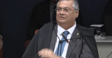 Como Moraes, Dino vota por condenação de Bolsonaro e mais 7 em trama golpista e cita crimes “insuscetíveis de anistia”