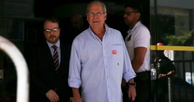 José Dirceu comemora decisão do STJ que encerra processo de improbidade no caso Mensalão