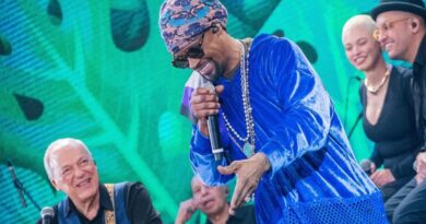 VÍDEO: Toni Garrido rebate críticas por mudar letra da música “Girassol”: “Queria homenagear”