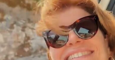 Após “fugir” como Odete Roitman, Debora Bloch passa férias em Portugal