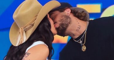 Zé Felipe e Ana Castela trocam primeiro beijo em público na TV