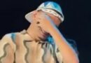 VÍDEO: João Gomes chora durante show ao reencontrar professora que o alfabetizou