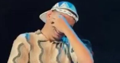 VÍDEO: João Gomes chora durante show ao reencontrar professora que o alfabetizou