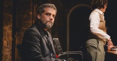 Espectadora interrompe peça de Wagner Moura em Salvador pra reclamar do ar-condicionado