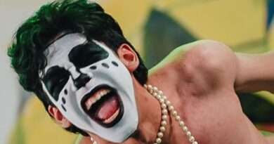 Estudante de Salvador que homenageou Ney Matogrosso brilha na quadra da Imperatriz Leopoldinense