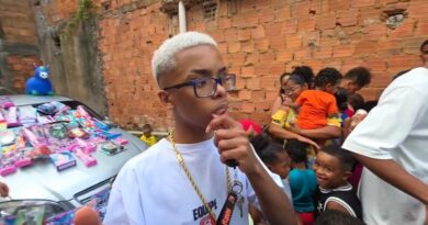 VÍDEO: Após protagonizar polêmicas na web, Boca de 09 distribui brinquedos em Salvador para crianças