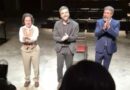 Após esgotar ingressos das 11 sessões, Wagner Moura faz ensaio aberto ao público de espetáculo em Salvador