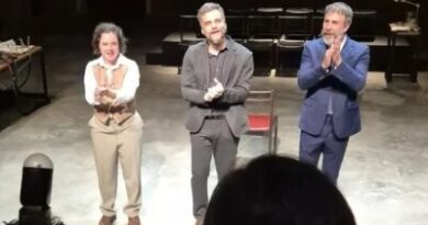 Após esgotar ingressos das 11 sessões, Wagner Moura faz ensaio aberto ao público de espetáculo em Salvador