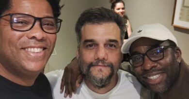 Lázaro Ramos prestigia Wagner Moura em retorno aos palcos com peça em Salvador