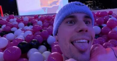 VÍDEO: Justin Bieber assiste a pegadinha do SBT durante live