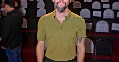Em Salvador, Wagner Moura retorna aos palcos com a peça “Um Julgamento, depois do Inimigo do Povo”; confira quem esteve 