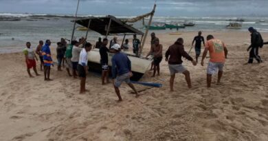 Pescadores de Itapuã se unem para proteger embarcações diante da chegada de frente fria  