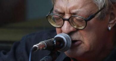 Cantor perde a visão após ser agredido por ex-produtor com troféu: “Entrou numa paranoia”