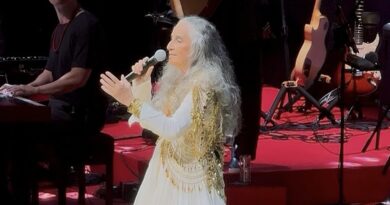 Maria Bethânia celebra 60 anos de carreira com espetáculo emocionante na Concha Acústica