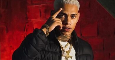 Cantor é preso após chamar passageira de “macaca” em confusão durante viagem de ônibus