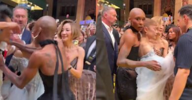 VIDEO: Ariana Grande é agarrada por fã durante lançamento de filme em Singapura