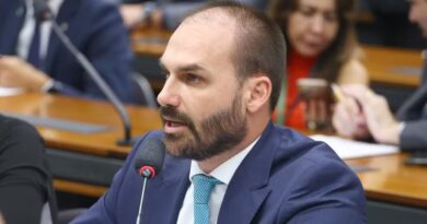 STF forma maioria para tornar Eduardo Bolsonaro réu por coação no caso da trama golpista