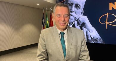 Desembargador Cássio Miranda destaca relevância da Medalha Rui Barbosa concedida a Joaci Góes