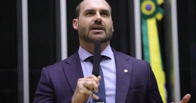 STF julga denúncia contra Eduardo Bolsonaro por coação em processo