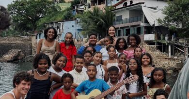 Visita de Ivete Sangalo a Gamboa com Shawn Mendes contou com encontro com comunidade pesqueira
