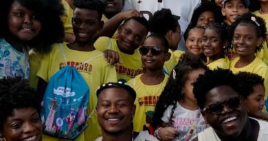 Lázaro Ramos faz tour pelo Centro Histórico de Salvador com crianças de escolas públicas