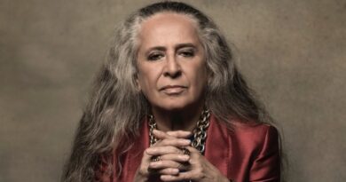 Livro traz documento inédito sobre vigilância da ditadura a Maria Bethânia