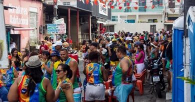 Fãs de Bell Marques criam festa de rua e transformam comunidades de Salvador em ‘Carnaval fora de época’ com caminhadas
