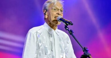 Empresa de Caetano Veloso pede multa milionária a festival por quebra de contrato; saiba mais