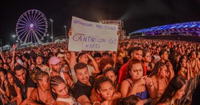 VÍDEO: Fã sobe ao palco e canta clássico do Grupo Só Pra Contrariar com Natanzinho Lima