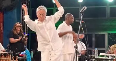 VÍDEO: Caetano Veloso se joga no samba e chama atenção em show no Rio de Janeiro